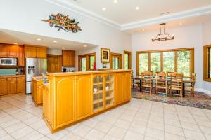 une cuisine ouverte et une salle à manger avec une table à manger dans l'établissement Villa at Stony Woods Estate mountain luxury near Asheville, à Marshall