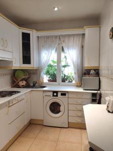 kuchnia z pralką i oknem w obiekcie Chalet en Valle del Tietar w mieście Lanzahita +31 zdjęć