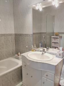 a white bathroom with a sink and a tub and a tubermott at Chalet en Valle del Tietar in Lanzahita