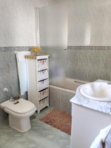 łazienka z toaletą i umywalką w obiekcie Chalet en Valle del Tietar w mieście Lanzahita