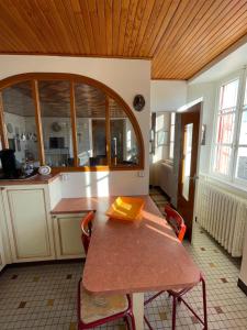 Saint-Symphorien-de-Thénières的住宿－Gîte Lo Bel Peis，一间厨房,里面配有桌椅