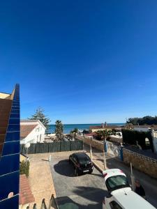 a car parked in a parking lot next to the ocean at Residencial Alcanar Costa in Alcanar