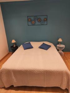 ein Schlafzimmer mit einem großen Bett mit blauen Wänden in der Unterkunft Gîte Les Rouffy in Saint-Mard-lès-Rouffy