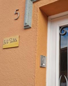 聖伊拉里奧薩卡爾姆的住宿－Ca la Pauleta，建筑的侧面有标志