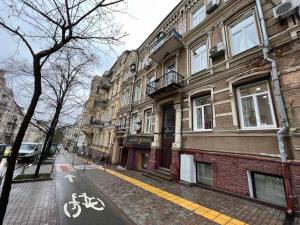キーウにあるКвартира на улице Пушкинскаяの建物前の路地自転車道