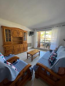 a bedroom with two twin beds and a table at Residencial Alcanar Costa in Alcanar