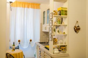 cocina con fregadero y ventana en Bed and Breakfast Loggetta, en Tarquinia