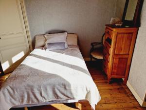 a small bedroom with a bed and a dresser at Chez Sarah - L'Amaryllis in Javerlhac-et-la-Chapelle-Saint-Robert