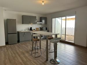 Køkken eller tekøkken på Appartement, centre ville AIGUILLON + 24 billeder