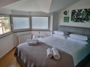 una camera da letto con un grande letto con asciugamani di Apartma Katy a Umag (Umago)