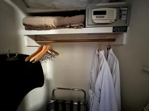 Gallery image of Historic Branson Hotel - Quiet Quilt Room with King Bed - Downtown - FREE TICKETS INCLUDED in Branson