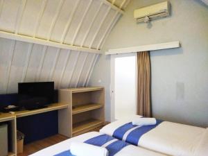 Postel nebo postele na pokoji v ubytování Cosè Gili Beach Resort