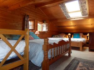 een slaapkamer met 2 stapelbedden in een hut bij Chalet Henri classé 3 étoiles aux Portes du Soleil in Montriond