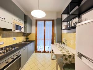 チェッレ・リーグレにあるGarden Apartmentの中央にテーブル付きのキッチン