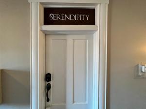 Gallery image of Historic Branson Hotel - Serendipity Room with Queen Bed - Downtown - FREE TICKETS INCLUDED in Branson +30 photos