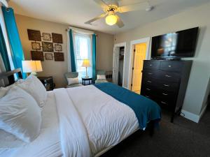 Gallery image of Historic Branson Hotel - Serendipity Room with Queen Bed - Downtown - FREE TICKETS INCLUDED in Branson