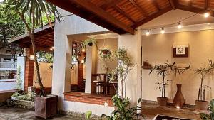 Hotel Rio في غوارويا: منزل به نباتات الفخار