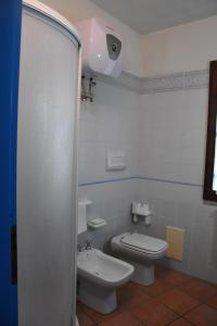 a bathroom with a toilet and a sink at villa aurora in Simius