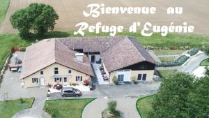 une vue aérienne sur une maison avec un toit dans l'établissement le Refuge d'Eugénie, à Bahus-Soubiran