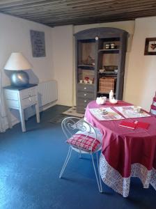 una sala da pranzo con tavolo e comò di les chambres du pont des chèvres a Commensacq