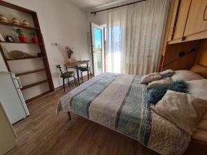 1 dormitorio con cama, mesa y ventana en Apartments Ada, en Rovinj