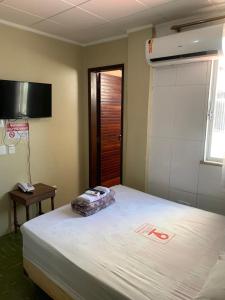 a room with a bed and a table and a window at Hotel BELCENTRO in Belém