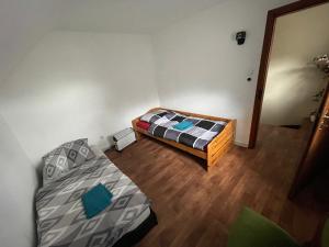 Tempat tidur dalam kamar di Bollgarten Apartment 8