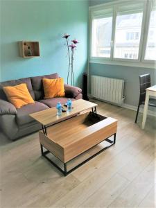 sala de estar con sofá y mesa de centro en Khara - SILS en Caen