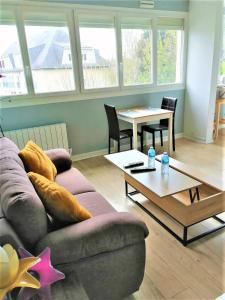 sala de estar con sofá y mesa en Khara - SILS en Caen