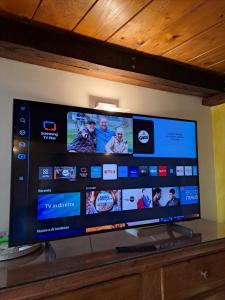 TV a/nebo společenská místnost v ubytování Dimora Da Feliciano bellezza, tanto spazio e tranquillità nella collina torinese