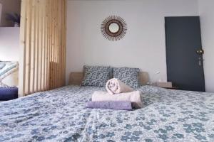 sypialnia z łóżkiem z ręcznikiem w obiekcie Studio design tout équipé avec netflix & terrasse w mieście Bourg-en-Bresse +7 zdjęć