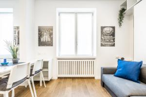 un soggiorno con tavolo e divano di [City Life House-BLUE] San Siro & Duomo a Milano