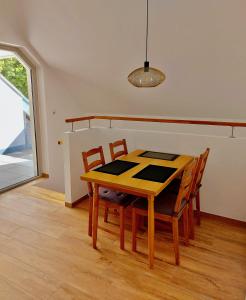 a dining room table and chairs in a room at Ruhige 2-Zimmer Ferienwohnung FeWo Bodensee in Öhningen