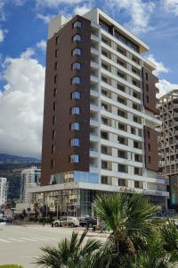 布德瓦Budvariana Apartments的一座大楼，前面停满了汽车