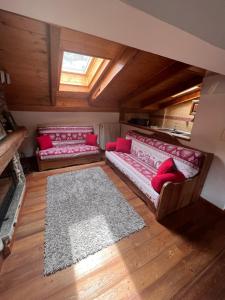 Pokój na poddaszu z 2 łóżkami i dywanem w obiekcie Mansarda Belvedere w mieście Scopello