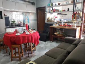 a room with a table with a red table cloth at Suite com ar in Jaú