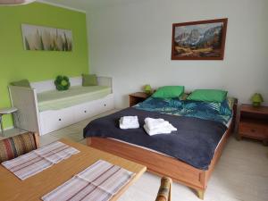 a bedroom with a bed and a table with towels on it at Ferienwohnung 6 Bergblick in Sankt Gilgen