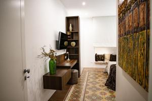 una sala de estar con un jarrón en la puerta en La Chimera Luxury Home en Taranto