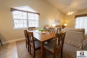 Posezení v ubytování 2BR Penthouse Condo - 2 Pools - Close to the Strip - Stairs Required - FREE TICKETS INCLUDED - FHE-17