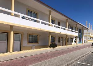 un edificio con balcón en una calle en Ocean View - Villa Baleal, en Baleal
