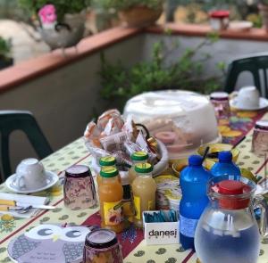 a table topped with lots of bottles of juice at La Mansarda in Biancareddu