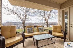 Posezení v ubytování 2BR Updated Condo - Close to the Strip - Stairs Required - 2 Pools - FREE TICKETS INCLUDED - FHE-3