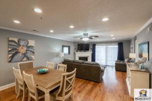 TV a/nebo společenská místnost v ubytování 2BR Updated Condo - Close to the Strip - Stairs Required - 2 Pools - FREE TICKETS INCLUDED - FHE-3