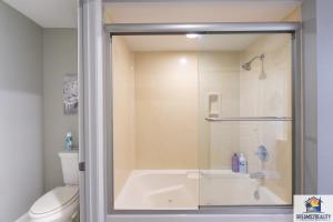 Koupelna v ubytování 2BR Updated Condo - Close to the Strip - Stairs Required - 2 Pools - FREE TICKETS INCLUDED - FHE-3