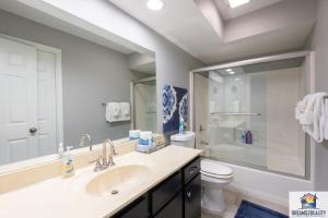 Koupelna v ubytování 2BR Updated Condo - Close to the Strip - Stairs Required - 2 Pools - FREE TICKETS INCLUDED - FHE-3