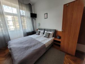 1 dormitorio con cama y ventana grande en Zajazd Meran en Krynica Zdrój