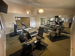 Fitness centrum a/nebo fitness zařízení v ubytování 2BR Updated Condo - Close to the Strip - Stairs Required - 2 Pools - FREE TICKETS INCLUDED - FHE-3