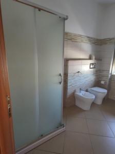 ein Bad mit WC und Glastür in der Unterkunft Appartamenti & Camere TRA SCILLA e TROPEA in San Ferdinando