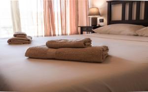 Dos toallas en una cama en una habitación de hotel en RelaxHome, en Santo Stefano di Magra