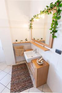 y baño con lavabo y espejo. en RelaxHome, en Santo Stefano di Magra